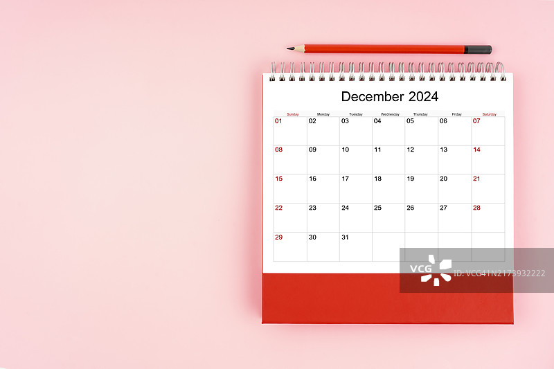 2024年12月桌面日历和铅笔（粉色背景，带复制空间）图片素材