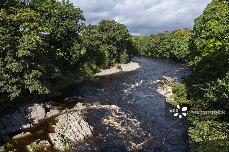 英格兰坎布里亚郡柯克比隆斯代尔的卢恩河图片素材
