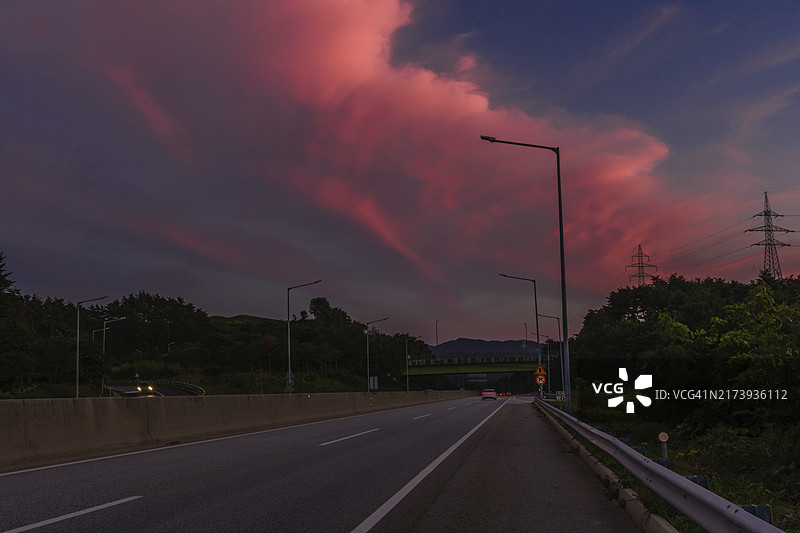 韩国蓝色时刻高速公路上的粉色云彩图片素材