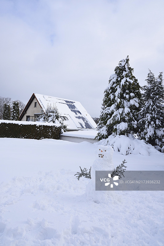 冬季房屋上的积雪太阳能系统图片素材
