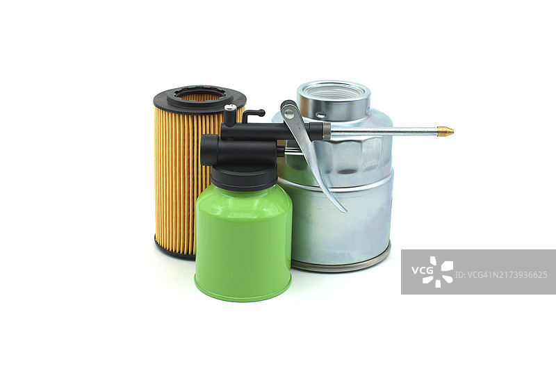 车辆发动机油滤清器和手动泵油器，白色背景上隔离。汽车维修、汽车工业和滤清器更换维护图片素材