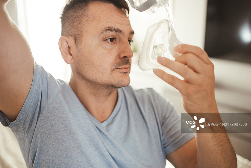 男子戴睡眠呼吸暂停呼吸机图片素材