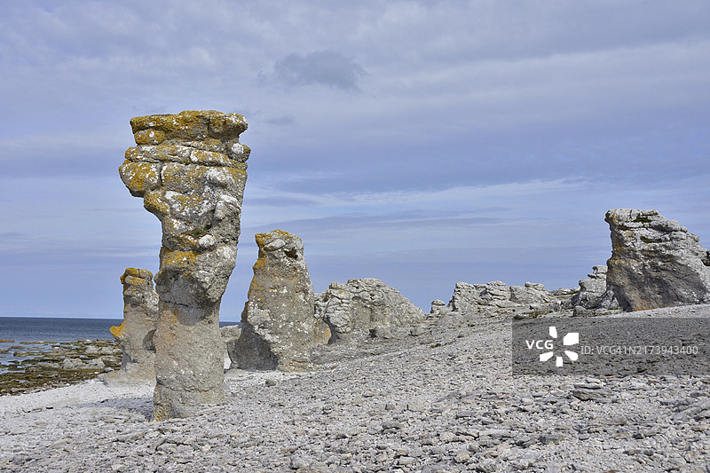 瑞典哥特兰朗哈马尔的海岸礁石，法罗岛朗哈马尔的粗糙石头海岸图片素材