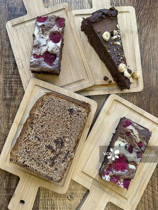 木板上精选的美味蛋糕图片素材