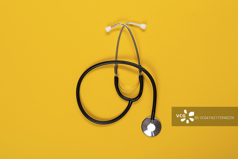 单色背景前的听诊器图片素材