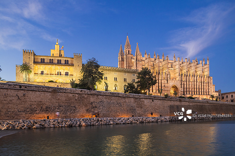 帕尔马大教堂（La Seu）在右侧，阿尔穆代纳皇家宫殿（Alcazar Palacio Real de la Almudaina）在左侧图片素材
