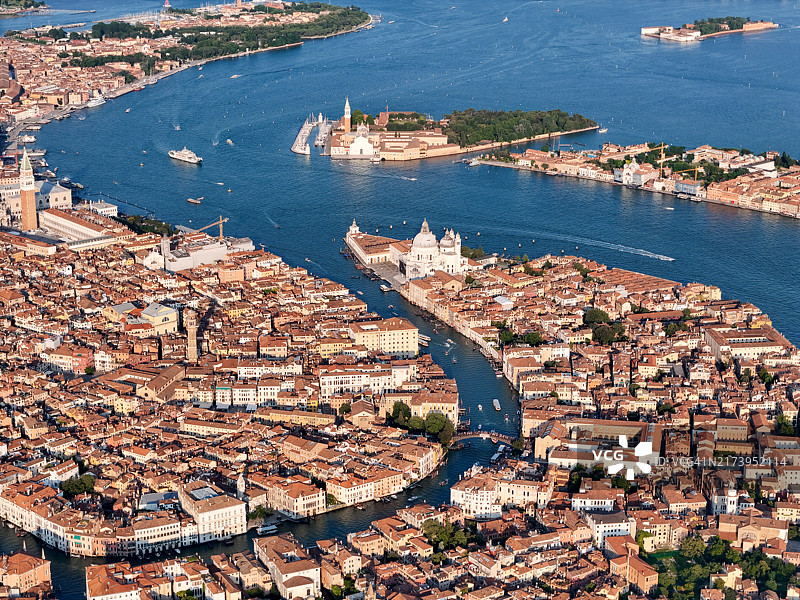 被岛屿环绕的历史名城与水道航拍图片素材