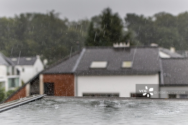 秋季阁楼窗户上的大雨图片素材