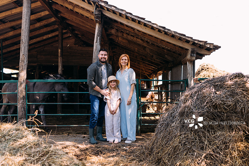 一家人在乡村农场度过快乐的一天图片素材