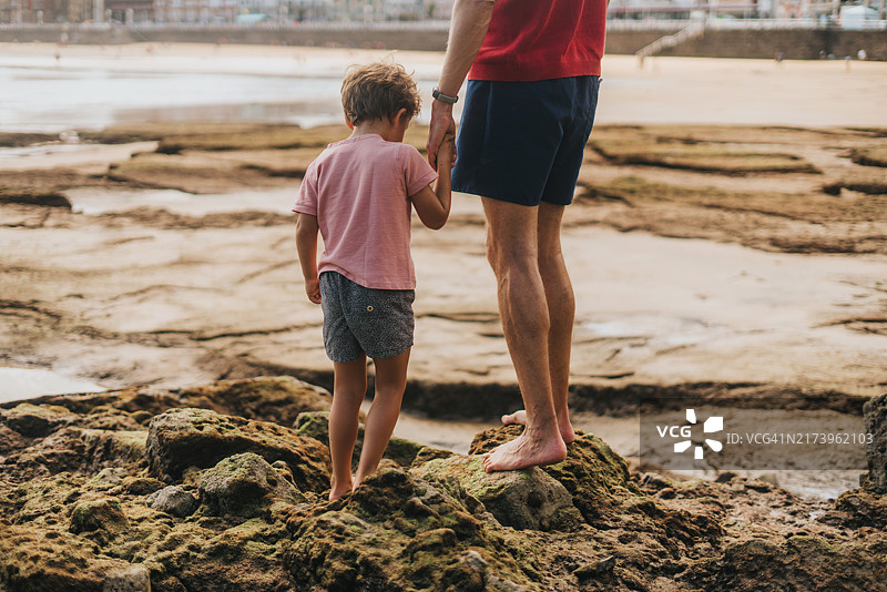 父亲和儿子在海滩上图片素材