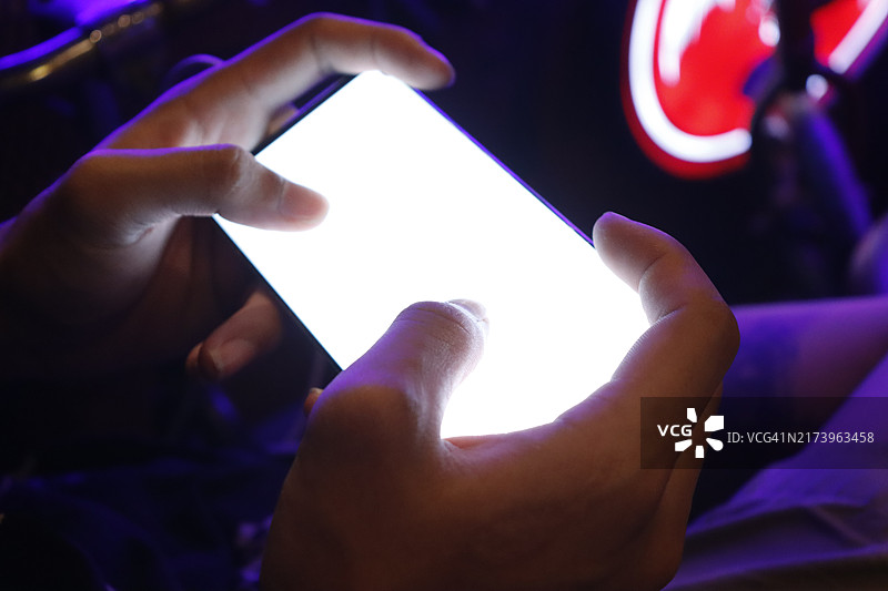 男人晚上在家玩手机动作游戏图片素材