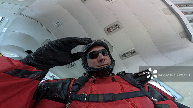 翼装飞行员准备跳伞图片素材