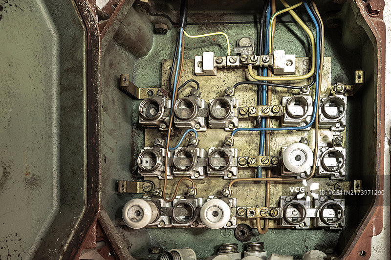 废弃建筑物中的旧保险丝盒图片素材