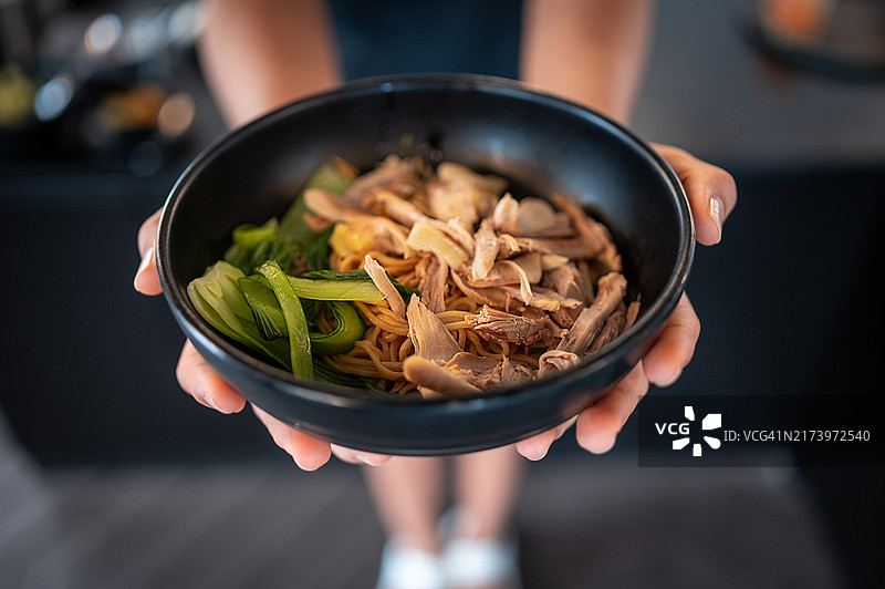 容光焕发的亚洲女服务员供应美食图片素材