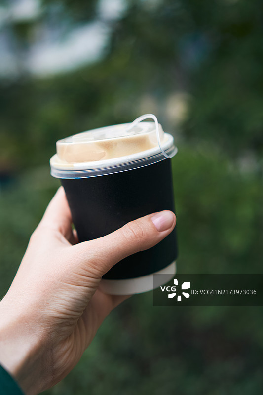 手持热饮纸杯：卡布奇诺、可可、外带茶饮图片素材