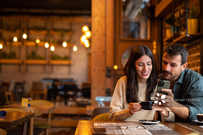 情侣在咖啡馆享受时光图片素材