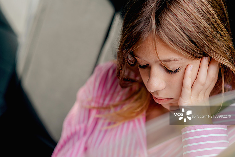 女学生乘车上学图片素材