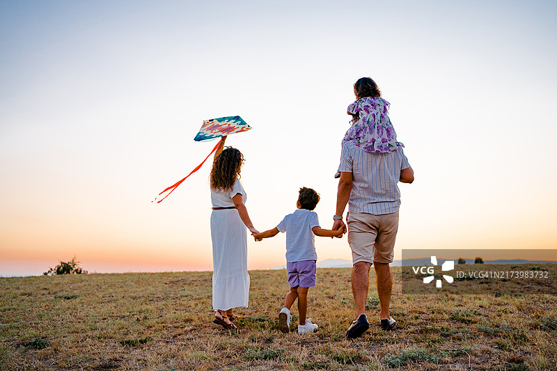 幸福家庭放风筝背影图片素材