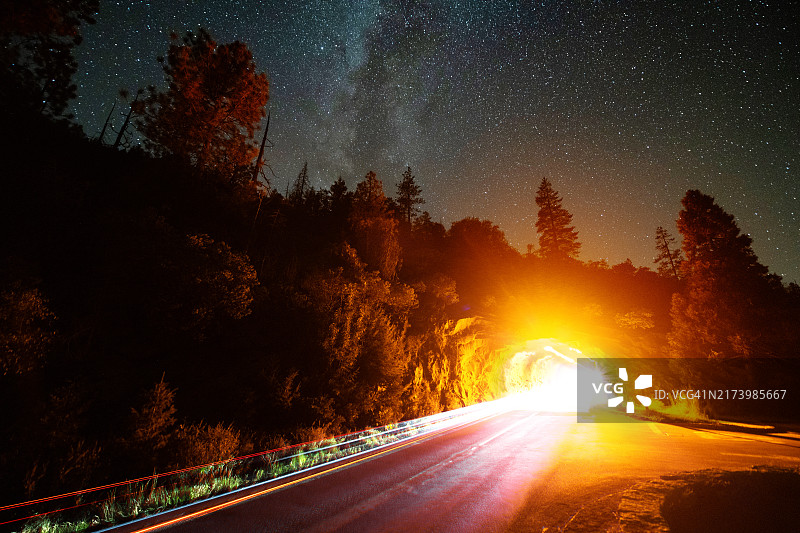 优胜美地隧道上方银河夜空图片素材