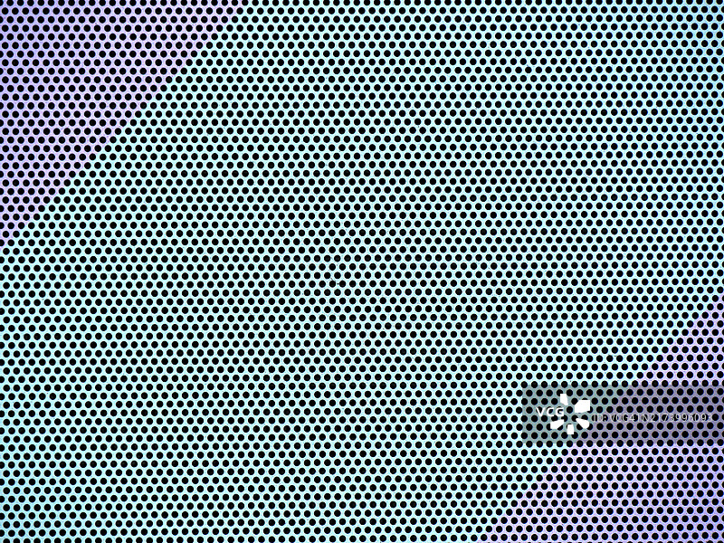 特写镜头展示了一只孔洞状的蓝绿色和紫色塑料盘。阳光。自然色彩。英国伦敦。图片素材