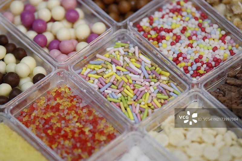 冰淇淋的彩色糖屑和配料装饰特写图片素材