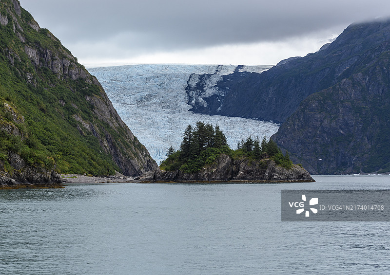通往霍尔盖特冰川的霍尔盖特峡湾壮丽景色，位于美国阿拉斯加州凯奈峡湾国家公园图片素材