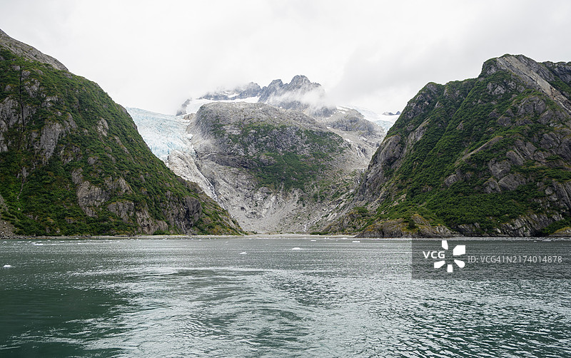 美国阿拉斯加州霍尔盖特海湾峡湾冰川水道的壮丽景色图片素材