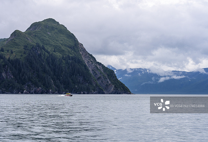 美国阿拉斯加基奈峡湾国家公园艾阿里克半岛的海岸线小船巡游图片素材