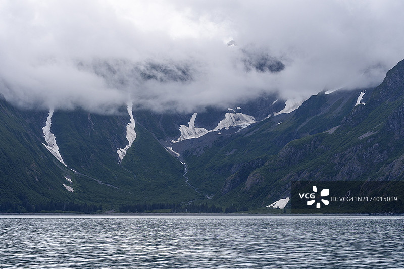 美国阿拉斯加州：基奈峡湾国家公园，艾亚利克湾沿岸的雾和森林，哈丁冰原的冰川流出图片素材
