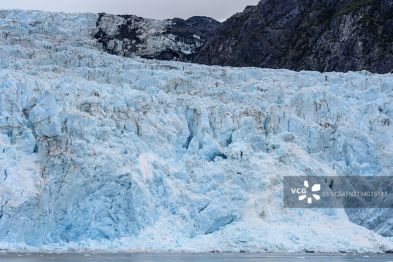 美国阿拉斯加州基奈峡湾国家公园霍尔盖特冰川的巨大裂缝图片素材