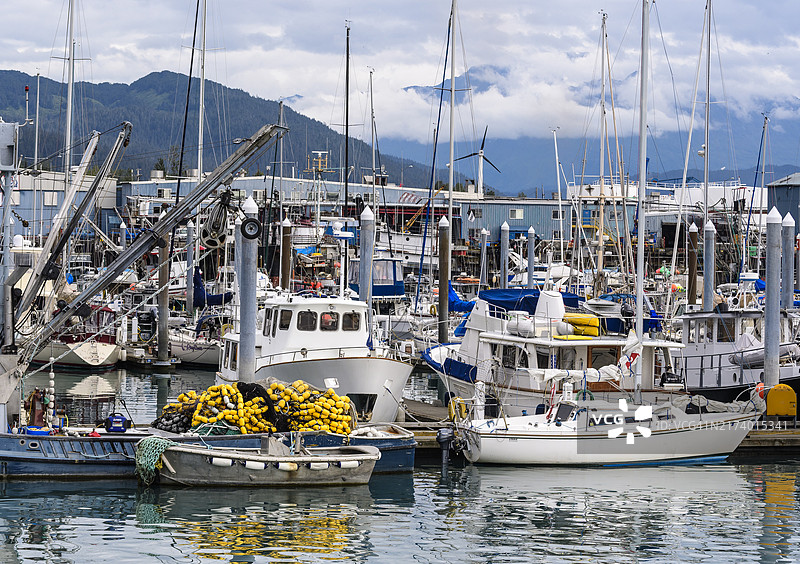美国阿拉斯加州基奈峡湾国家公园苏厄德港口的拥挤小船图片素材