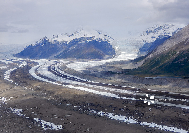 美国阿拉斯加州兰格尔-圣伊莱亚斯国家公园的鲁特冰川和肯尼科特冰川的终碛航拍图片素材