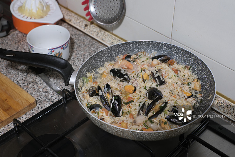 家常锅烹饪的海鲜饭图片素材