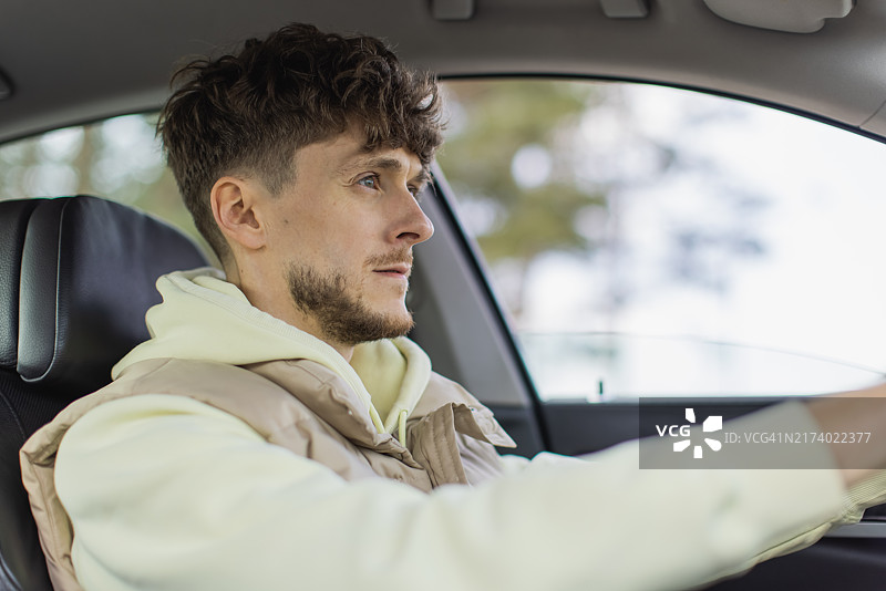 车里的男人。司机图片素材