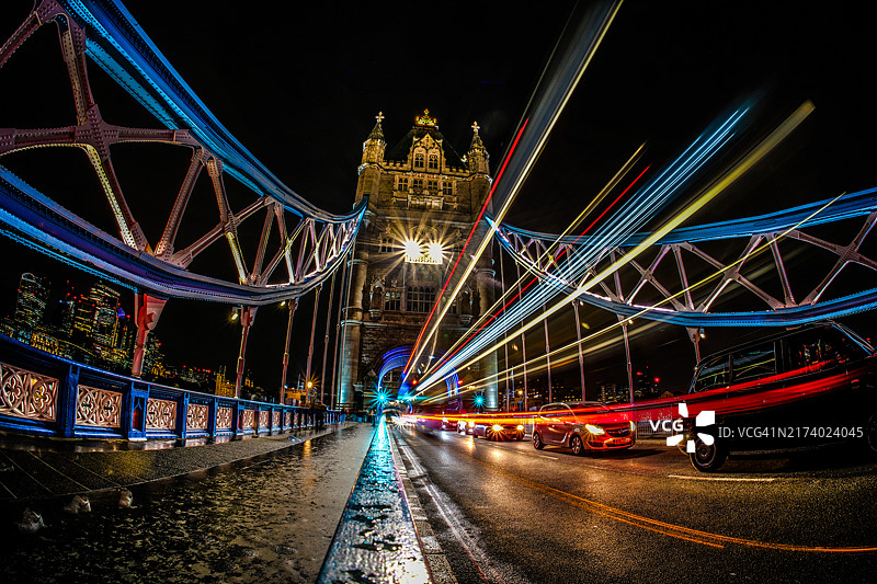 带有光轨的伦敦桥，抽象风格图片素材