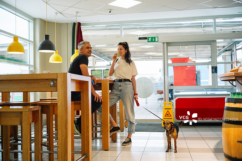 在加油站与宠物一起旅行时的咖啡休息图片素材