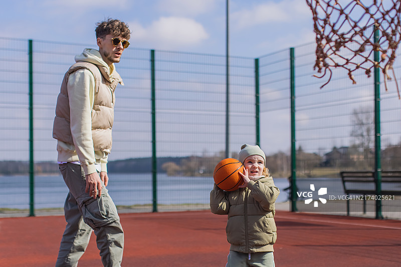 父亲和儿子在打篮球图片素材