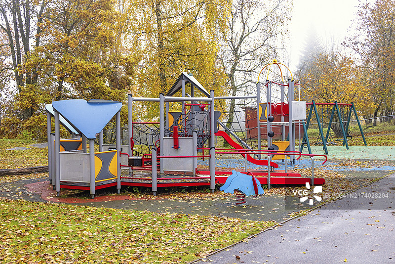 公园里秋日里带有攀爬架的空旷操场图片素材