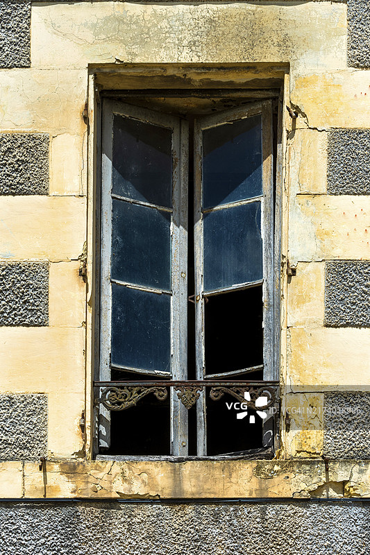 法国涅夫勒省，废弃建筑中打开的窗户图片素材