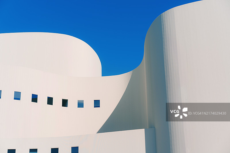 蓝天下的现代弧形白色建筑图片素材