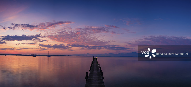 德国基姆湖上空被照亮的云彩全景照片图片素材