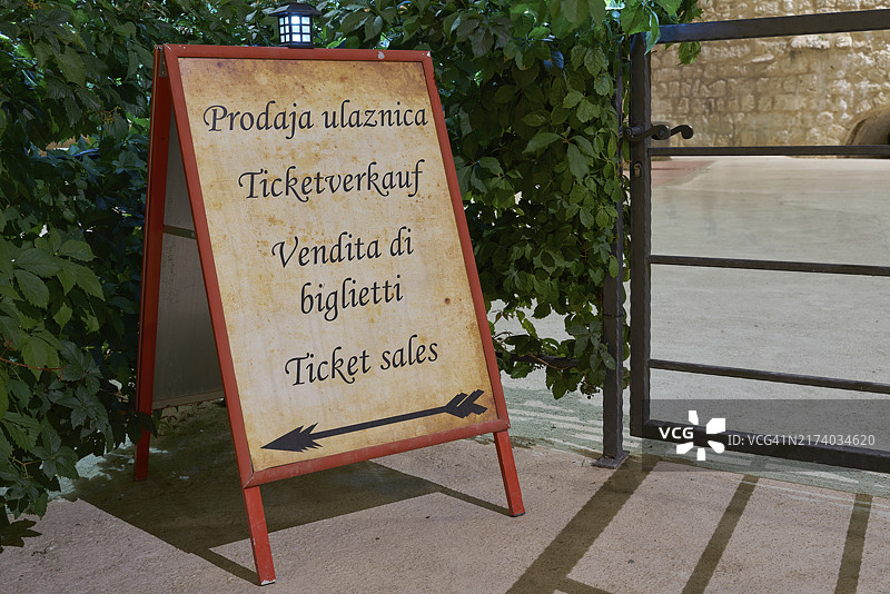克罗地亚克尔克博物馆前的售票处多语种标牌图片素材