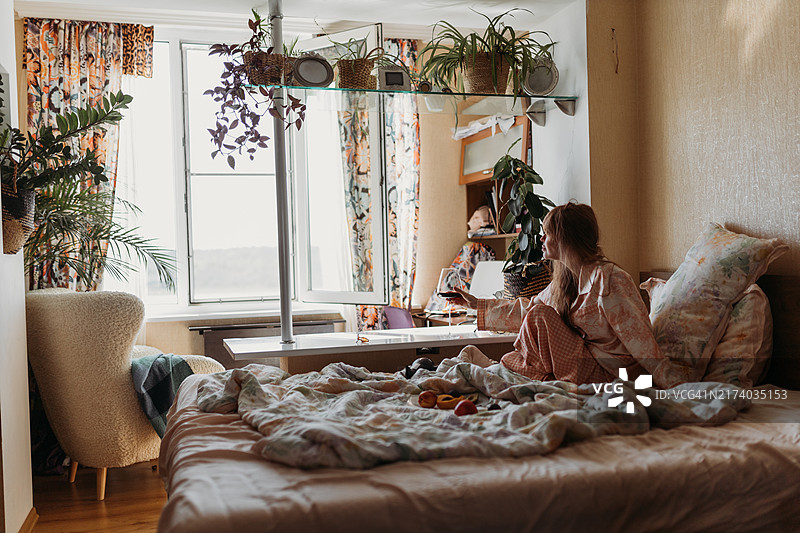 周末早晨在床上休息图片素材