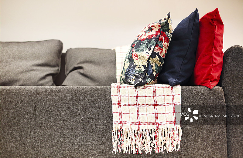 客厅内景：灰色沙发与黄色靠枕的舒适背景图片素材