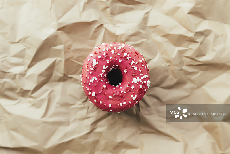 牛皮纸上的新鲜覆盆子甜甜圈图片素材