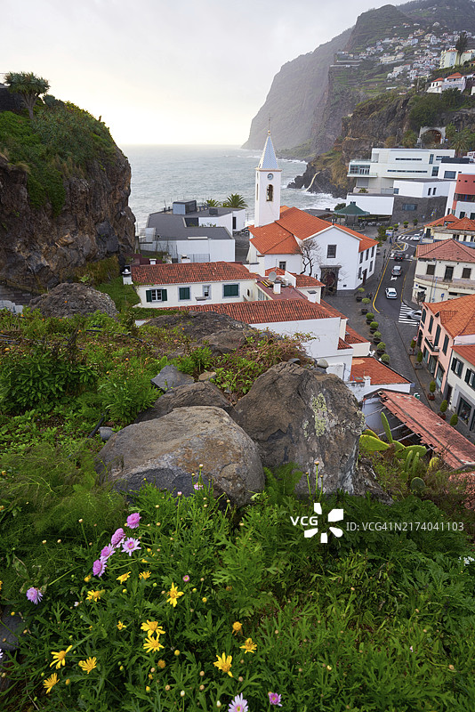 马德拉卡马拉德洛布斯， foreground 中的花卉与圣塞巴斯蒂昂教堂和吉朗角景色图片素材