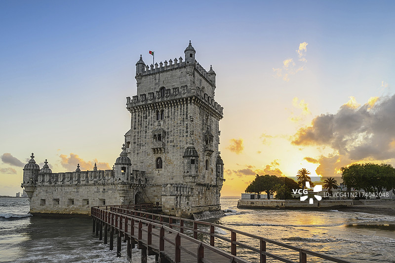 葡萄牙里斯本贝伦塔和塔霍河日落城市天际线图片素材