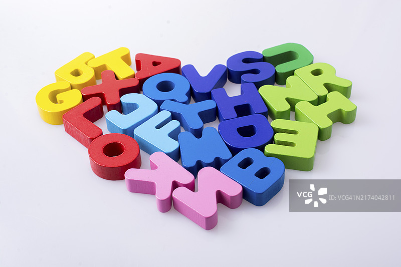 白色背景上的彩色字母积木心形图案图片素材