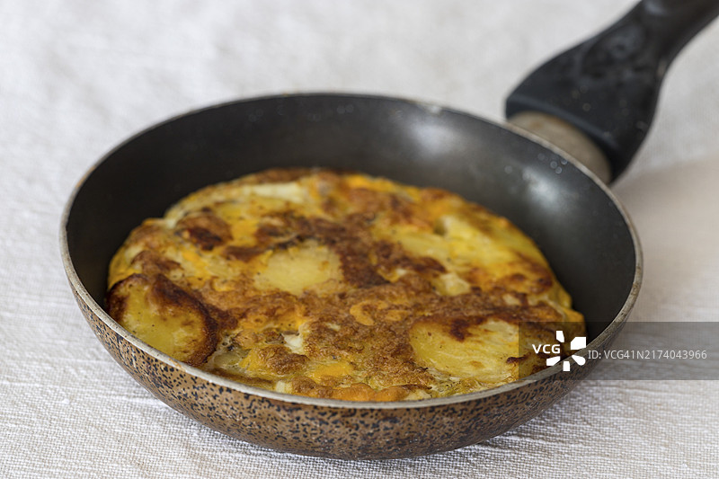 白色背景平底锅中的西班牙土豆饼图片素材