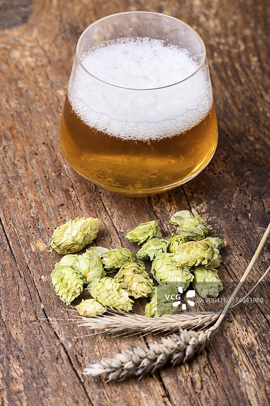 印度淡色艾尔啤酒与啤酒花图片素材